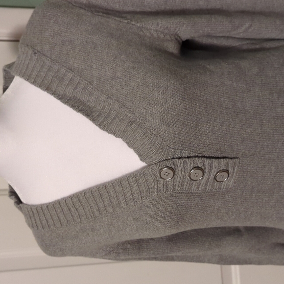 JONES New York Small Gray v-neck sweater ribbed sleeves waist faux pockets - Picture 2 of 12